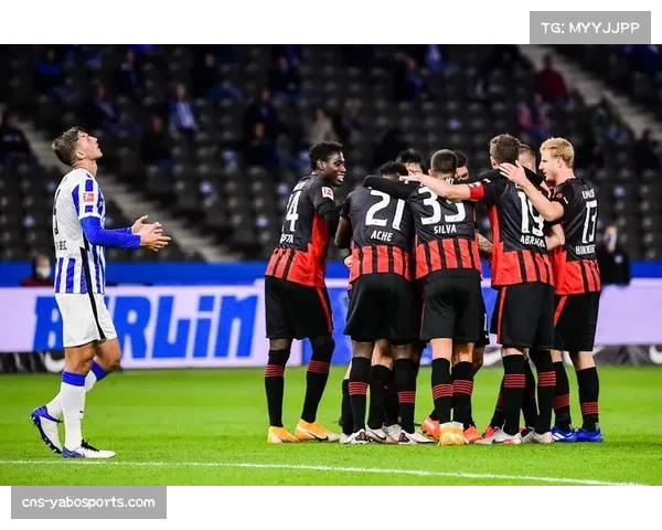 多特蒙德三中卫体系防守稳固但领先后控制力不足